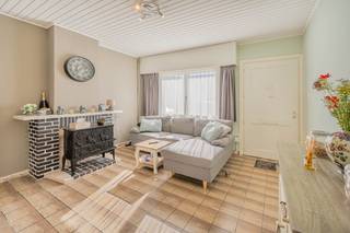 <p>Opzoek naar jouw eerste eigen stek? Gevonden! Welkom in de Eduard Anseelestraat 74, een knusse woning op wandelafstand van winkels, horeca, openbaar vervoer en onderwijs. Bovendien kent de woning een uitstekende verbinding met Antwerpen, Brussel, Mechelen en Sint-Niklaas dankzij de nabijheid van A12 en N16.</p><p>Je geniet van een heerlijk avondje voor de buis in de gezellig zithoek die verbinding heeft met de eetkamer. De vernieuwde badkamer bevindt zich tussen de eetkamer en geïnstalleerde keuken. De keuken geeft toegang tot het tuintje met uitweg langs achter, ideaal voor vuilnisbakken en fietsen! De eerste verdieping biedt 2 volwaardige slaapkamers. Kelder en tuinberging zorgen voor extra opslagplaats. </p><p>De platte daken zijn vernieuwd, alsook de gasleidingen en verwarmingsinstallatie is gerenoveerd.</p><p>Stedenbouwkundige inlichtingen: Gvg - Wg - Gmo - Gvkr - Gvv</p><p>Meer info en documenten op www.malines-group.be</p>