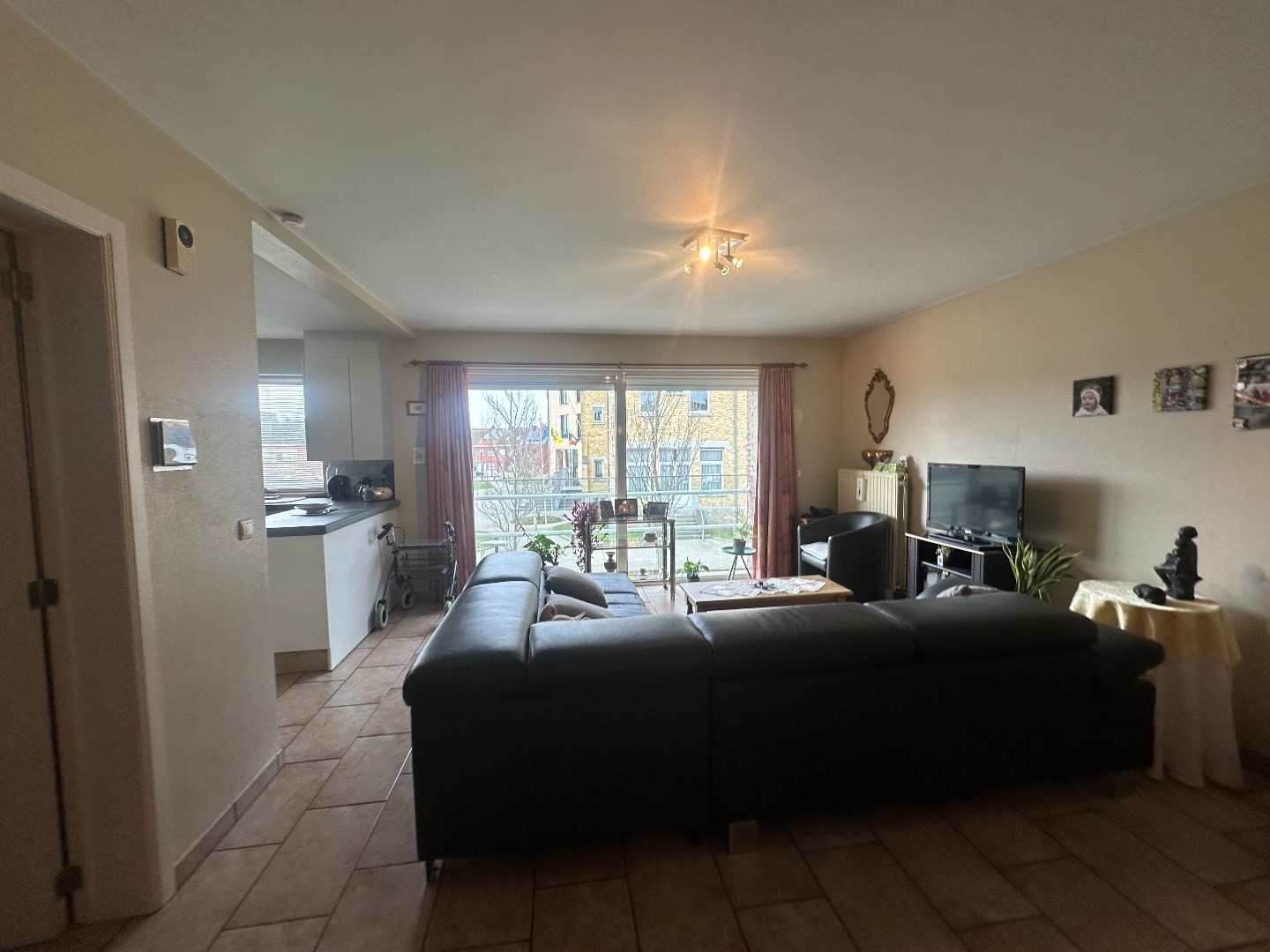 Uitstekend gelegen, ruim appartement met groot terras pal in het centrum van Langemark - foto 2