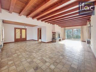 Villa traditionnelle et solidement construite sur un terrain orienté sud de 10a 12ca. Cette maison très bien entretenue, mais à rénover, a...