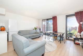 Situé dans un environnement recherché, à proximité immédiate de l’OTAN et de toutes les facilités, découvrez ce bel appartement de ± 90 m² au sein d’un immeuble récent construit en 2012.<br /><br />L’appartement se compose d’un agréable hall d’entrée avec WC invités, d’un lumineux séjour de ± 34 m² avec cuisine ouverte entièrement équipée, de deux chambres confortables, d’une salle de bains ainsi que d’une terrasse de ± 12 m² idéale pour profiter des beaux jours.<br /><br />En sous-sol, vous bénéficierez d’une cave privative (niveau -2/10).<br /><br />Un emplacement de parking intérieur (niveau -2/24) est disponible en supplément au prix de 20.000 € (obligatoire).<br /><br />L’appartement dispose également de placards intégrés et d’un système de vidéophonie pour un confort optimal.<br /><br />Actuellement loué, ce bien représente une excellente opportunité d’investissement.<br /><br />PEB : B