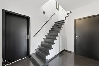 Deze leuke gezinswoning ligt op een uitstekende locatie, vlak bij het centrum van Rijmenam en in een groene omgeving nabij de Dijle. Op wandelafstand bevindt zich de gezellige winkelstraat met tearooms, charmante cafés en restaurants, evenals een supermarkt, apotheek en andere voorzieningen.<br /><br />De woning werd deels gerenoveerd in 2017.<br /><br />Via de ruime inkomhal betreedt u de woning. Deze hal geeft toegang tot de gezellige leefruimte van 25 m². Daarnaast bereikt u vanuit de inkomhal de berging met kelder en de eetkamer, die uitgerust is met een pelletkachel en een ingemaakte tv-wand. De eetkamer sluit naadloos aan op de volledig geïnstalleerde keuken en het gastentoilet. Vanuit de eetkamer heeft u bovendien rechtstreeks toegang tot de tuin.<br /><br />Op de eerste verdieping bevinden zich drie ruime slaapkamers, een apart toilet en een badkamer met dubbele lavabo, een ruime inloopdouche en een ligbad.<br /><br />Tot slot beschikt de woning nog over een praktische bergzolder.<br /><br />*Optioneel is het mogelijk om de naastgelegen bouwgrond voor een halfopen bebouwing van 2a 07ca mee aan te kopen.<br /><br />Voor een gedetailleerd overzicht van de indeling en nog veel meer, raden we je aan om onze website te bezoeken voor de grondplannen op www.imovastgoed.be. Voor verdere informatie en vragen, aarzel niet om contact op te nemen met Jean Heylen via jean.heylen@imovastgoed.be of bel naar 015/34.34.54.