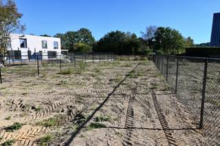 Ruime Energiezuinige Nieuwbouwwoning met 4 slaapkamers ! <br /><br />Indeling : Inkomhal , apart toilet , berging , woonkamer met open keuken , terras , tuin .<br />Verdieping 1  : Hal met bureau , 3 slaapkamers , apart toilet ,badkamer . <br />Verdieping 2 : Slaapkamer + badkamer 2 is hier mogelijk . <br /><br /><br />Deze woning is voorzien van Vloerverwarming met Warmtepomp , Zonnepanelen , Ventilatie , Regenwaterrecuperatie . <br /><br /><br />Plannen  te downloaden op onze website . <br /><br />Er dient 21% btw betaald te worden op het constructieaandeel en 12% registratierechten op het grondaandeel . <br /><br />Deze woning is snel beschikbaar ! <br /><br /> 