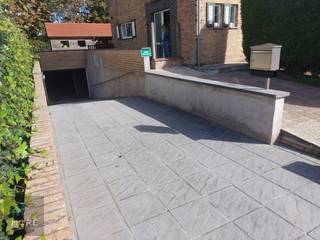 <br />Individuele en privatieve garagebox gelegen in de omgeving van Cultuurcentrum Scharpoord. Zeer gemakkelijk in en uit te rijden.<br /><br /><br /><span><strong>Tehuurstelling onder voorwaarden; Zie www.more.be, "bijlagen" en onder voorbehoud van beschikbaarheid.</strong></span><br />