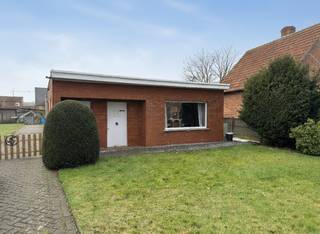 Deze leuke bungalowwoning met één slaapkamer is gelegen op een ruim perceel van 1.050 m² in een uiterst rustige woonwijk te Wechelderzande. U...