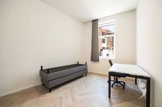 <p><span>Ontdek deze moderne studentenkamer in een kwalitatief vernieuwbouwproject, gelegen in de Frederik Lintstraat 83 in het hartje van Leuven. Het gebouw werd grondig vernieuwd met duurzame materialen en voldoet aan de hedendaagse normen inzake comfort en energiezuinigheid.<br />De kamer ligt op de 1ste verdieping en is uitgerust met een energiezuinige lucht-lucht warmtepomp voor verwarming in de winter en airco in de zomer. Ze wordt volledig bemeubeld verhuurd en beschikt over een bed zonder matras</span><span>,</span><span> Daarnaast heeft de kamer eigen sanitair (douche, lavabo en wc). In het gebouw is een volledig uitgeruste gemeenschappelijke keuken aanwezig. Ook is er een gezellig terras, ideaal om even te ontspannen en een fietsenstalling.<br />Dankzij de centrale ligging bevinden campussen, winkels en horeca zich op wandelafstand, een ideale uitvalsbasis voor studenten.<br />De foto's zijn afkomstig van referentiepanden en dienen ter illustratie van de afwerkingsgraad en sfeer.</span><span> </span></p><p><span> </span></p>