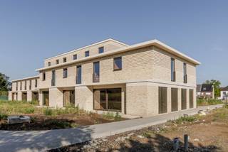 Danneels bouwt deze ruime gesloten bebouwing in moderne stijl in onze toekomstgerichte nieuwbouwproject ‘Bosveld’ in Aalst. Een residentiële en groene woonlocatie, dicht bij het stadscentrum en alle voorzieningen. <br /><br />De woning is rustig gelegen middenin een mooie parktuin en is bijzonder functioneel ingedeeld. Zithoek, eetkamer en keuken vormen een mooi geheel dat optimaal in verbinding staat met de zuid gerichte tuin en het terras.<br /><br />Op de twee bovenverdiepingen hebben we vier slaapkamers, twee badkamers, twee bergingen en een apart toilet. Bij de woning hoort ook een buitenberging, een autostaanplaats en een fietsenberging.<br /><br />Een geothermische warmtepomp, vloerverwarming, zonnepanelen en een ventilatiesysteem met warmterecuperatie zijn standaard voorzien en dat is goed nieuws voor jouw energiefactuur.<br />Danneels realiseert deze woning sleutel-op-de-deur voor jou met een vaste totaalprijs en oplevertermijn.