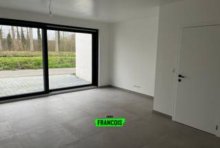 Deze recent gerenoveerde woning met terras en dakterras is gelegen aan de Baron Ruzettelaan in Assebroek, op een centrale locatie tussen Brugge...