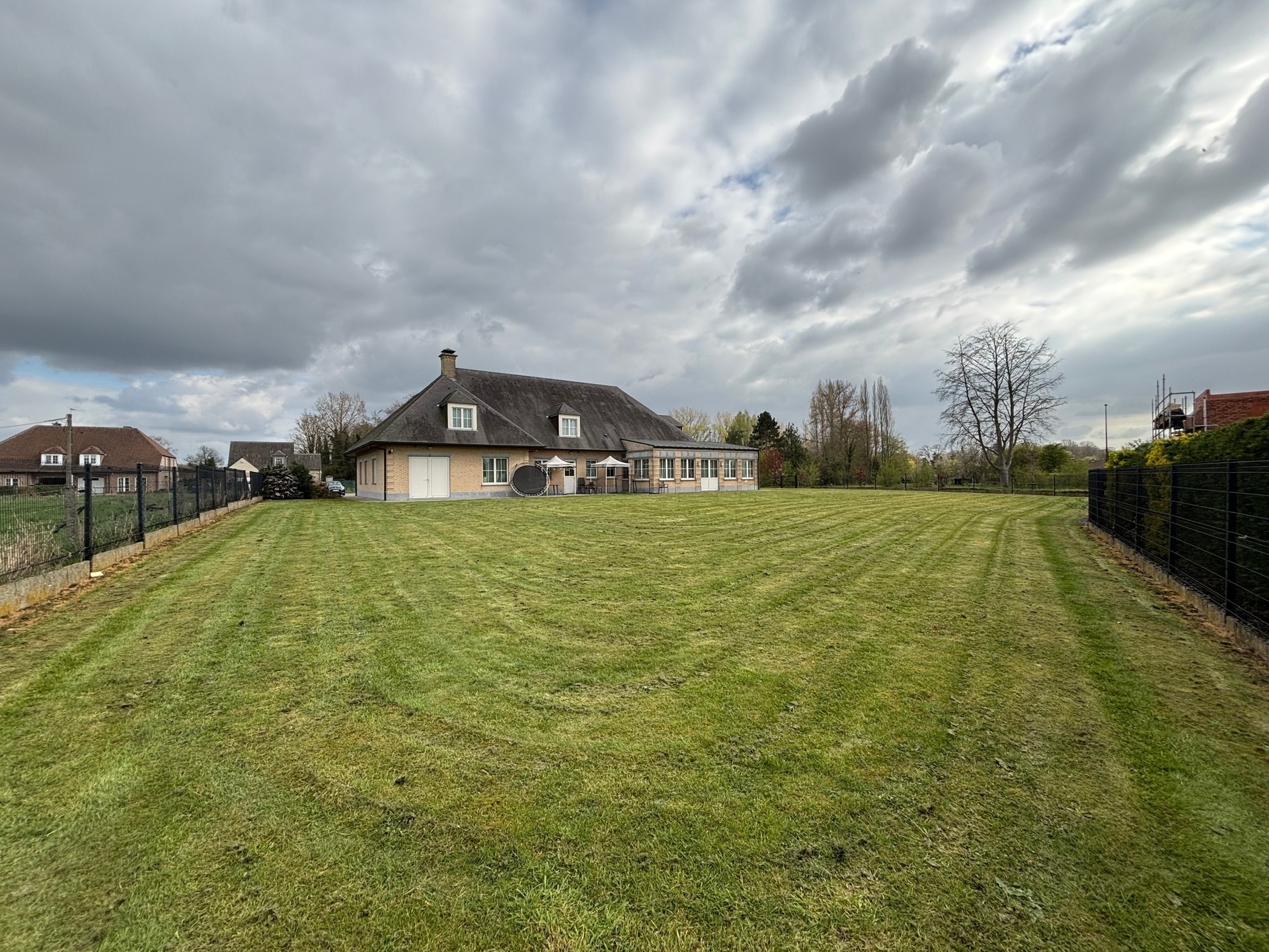 Ruime villa in een rustige omgeving met een grote tuin  - foto 4