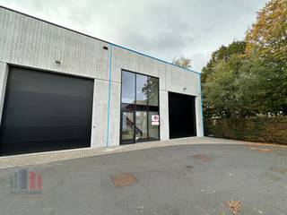 Op een vlot bereikbare locatie in de Lindestraat 57A te Waregem vindt u dit instapklare en energiezuinige KMO-pand, ideaal voor opslag, productie...