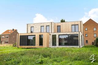 <p>In Erembodegem, op een vlot bereikbare locatie nabij Aalst, bieden wij deze moderne BEN-nieuwbouwwoning aan. De woning wordt aangeboden in afwerkingsfase waarin ze zich momenteel bevindt, als koper heb je nog de keuze voor onder andere keuken, vloeren en badkamer. De inloopdouche is reeds voorzien. Wie liever volledig afgewerkt aankoopt, kan de verdere afwerking in overleg met de bouwheer laten uitvoeren. Wij kunnen u hierbij vooraf een duidelijk overzicht bezorgen van de totale prijs voor een volledig afgewerkte woning.<br /><br />De woning omvat op het gelijkvloers een inkomhal met gastentoilet, een lichtrijke leefruimte, keuken en berging. Op de verdieping zijn er 3 slaapkamers, een nachthal en badkamer.<br /><br />Dankzij de warmtepomp voor verwarming en koeling, zonnepanelen, ventilatiesysteem C+, sterke isolatie en regenwaterput geniet u van hedendaags wooncomfort en een uitstekende energiezuinigheid.<br /><br />De ligging is bijzonder praktisch met winkels, scholen en andere voorzieningen in de nabije omgeving. Ook het station, openbaar vervoer, de belangrijkste verbindingswegen en de E40 zijn vlot bereikbaar.<br /><br />De aankoop gebeurt via een gesplitst stelsel: €307.000 constructiewaarde + 21% btw en €160.000 grondwaarde + 12% registratiebelasting. Totaal inclusief btw en registratie: €550.670 exclusief overige kosten en notariskosten.<br />Interesse? Contacteer Els Deschuyffeleer op het nummer 0472/61.58.67 of mail els@cornelis-goeman.be.</p>