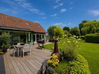 VERKOCHT - COMPROMIS IN OPMAAK!<br /><br />Een uitzonderlijke ligging, absolute rust en meer dan 7.000 m² aan ruimte en groen – deze unieke eigendom te Bassevelde is er één die je maar zelden op de markt ziet verschijnen.<br />Op een werkelijk fantastische landelijke ligging te Bassevelde bevindt zich deze bijzonder charmante eigendom op een indrukwekkend rechthoekig perceel van maar liefst 7.114 m². Hier geniet je iedere dag van rust, privacy en schitterende vergezichten over de omliggende landelijke omgeving.<br />De woning werd doorheen de jaren met bijzonder veel zorg onderhouden, zowel binnen als buiten. Een achttal jaar geleden werd het gelijkvloers grondig gerenoveerd en uitgebreid met een mooie aanbouw. Hierbij werd veel aandacht besteed aan kwaliteit, uitstraling en wooncomfort. Absolute blikvanger is de prachtige eiken keuken, die met haar hoogwaardige afwerking en warme uitstraling perfect past bij het landelijke karakter van de eigendom. Ook de badkamer is verzorgd en volledig functioneel.<br />De woning beschikt over 3 slaapkamers. De bovenverdieping kan nog verder worden opgefrist en biedt zo de mogelijkheid om deze volledig naar eigen smaak en wensen af te werken.<br />Een bijzondere meerwaarde is de multifunctionele ruimte achteraan, die doorloopt tot in de nok en voorzien is van een mezzanine. Deze karaktervolle ruimte biedt tal van mogelijkheden en kan bijvoorbeeld dienstdoen als hobbyruimte, bureau, atelier, speelruimte of extra ontspanningsruimte.<br />Ook buiten komt het unieke karakter van deze eigendom volledig tot zijn recht. Het uitgestrekte perceel, de prachtige vergezichten en het vele groen zorgen voor een uitzonderlijk gevoel van vrijheid. De schitterende zwemvijver en bijkomende vijver vormen echte blikvangers en maken van de tuin een heerlijke plek om volledig tot rust te komen. Daarnaast zijn er verschillende extra bijgebouwen, die voor heel wat bijkomende praktische ruimte en mogelijkheden zorgen.<br />Met een EPC-label C geldt er bovendien geen renovatieverplichting. Het geheel werd doorheen de jaren uitstekend onderhouden en biedt een bijzondere combinatie van ruimte, karakter, natuur en wooncomfort.<br />Een zeldzame eigendom voor wie op zoek is naar ruimte, rust en karakter, op een prachtige landelijke locatie waar het uitzicht en de omgeving iedere dag opnieuw weten te imponeren.<br /><br />Meer info of een bezoek? Bel WIJSvastgoed op +32 9 395 80 10 !
