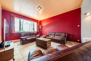 <p>Cette spacieuse maison se compose, au rez-de-chaussée, d'un hall d'entrée avec WC séparé, d'un salon de 20 m² ouvert sur la salle à manger de 26 m², ainsi que d'un espace polyvalent et lumineux de 16 m². Vous y trouverez également une cuisine de 8 m² et un coin repas de 11 m².<br /><br />Au premier étage, le hall de nuit dessert trois chambres de 12 m², 18 m² et 22 m², cette dernière bénéficiant de sa propre salle de douche.<br /><br />Le deuxième étage comprend trois chambres supplémentaires de 14 m², 16 m² et 16 m², ainsi qu'une salle de bain de 5 m².<br /><br />À l'extérieur, vous profiterez d'un agréable jardin aménagé avec une terrasse de 79 m², une pergola, un abri de jardin, un poulailler ainsi qu'un étang, offrant un cadre idéal pour les moments de détente.<br /><br />Caractéristiques techniques :<br /><br />Chauffage central au pellet ;<br />15 panneaux photovoltaïques installés en 2023 ;<br />PEB : C – n°20260425007936 – 245 kWh/m².an – 64.836 kWh/an ;<br />Électricité non conforme.<br /><br />Faire offre à partir de 390.000 €, sous réserve d'acceptation des propriétaires. Une belle opportunité pour les amateurs de volumes et de confort à proximité du centre d'Ath.</p>
<p>Contactez Lucie De Bock 0472/65.85.19 - lucie.db@weinvest.be - IPI 518.825</p>
