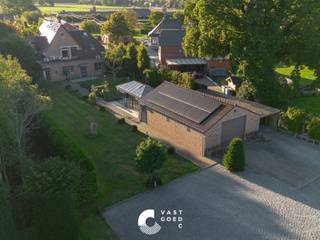 Op dit prachtig gelegen domein met een oppervlakte van 2ha en 28are, ligt deze landelijke villa met een bijgebouw van 85m2 en een sierlijk aangelegde tuin in een groene omgeving. <br />De instapklare villa is gelegen in Linde Peer, vlakbij verschillende faciliteiten zoals winkels, scholen, restaurants en openbaar vervoer. De verkoop omvat 8 verschillende percelen, zijnde: 528/H, 538/F, 538/G, 538/H, 541/C, 516/G, 516/F, 515/B. Dit domein biedt dan ook een uitstekende opportuniteit voor paardenliefhebbers. <br />In 1994 werden de gevel en het dak van de woning vernieuwd, alsook een stuk van de keuken bijgebouwd, alsook de aparte zitkamer en het kantoor aangebouwd. In 1997 werd de garage/werkplaats gerealiseerd.<br />Van 2024 tot heden werden nog enkele belangrijke zaken in de woning aangepakt waaronder: de massief eiken vloeren, inrichting zolder, wc's, binnendeuren, keukenapparatuur, luchtafvoer en IR-paneel badkamer. Er liggen 16 zonnepanelen en er is een zonneluifel, vliegenramen, rolluiken en een volledig geautomatiseerde sproeiinstallatie aanwezig.<br /><br />INDELING: <br />Gelijkvloerse verdieping:<br />- Inkomhal<br />- Ruime leefruimte met doorkijk houtkachel<br />- Aparte zitkamer<br />- Keuken met zicht op de tuin<br />- Aparte studioruimte/kantoor met eigen ingang (Kangoeroewonen = mogelijk)<br />- Apart toilet<br />- Berging/wasplaats <br /><br />Verdieping: <br />- 3 ruime slaapkamers <br />- Badkamer <br />- Overloop<br />- Apart toilet <br />- Bergruimte<br /><br />Zolder: <br />- Vaste trap naar de ingerichte zolderruimtes met inbouwkasten en openhaard<br />- Mezzanine<br />- Mogelijkheid tot 4de slaapkamer<br /><br />Kelder:<br />- Voorraadkelder toegankelijk via de trap.<br /><br />Tuin/Terras:<br />De verkoop omvat 8 verschillende percelen, waarop zich een mooie orangerie, grote tunnelkas, een carport en een zonneterras op het zuiden bevindt. <br /><br />EXTRA TROEVEN:<br />+ 16 Zonnepanelen<br />+ EPC B<br />+ Warmtepomp met 6 units <br />+ Elektriciteit conform <br />+ Groene omgeving<br />+ Wonen en werken op één plek<br /><br />INTERESSE:<br />Wil je dit pand graag bezichtigen of wens je meer informatie? Neem contact met ons op en we helpen je dichtblij verder!
