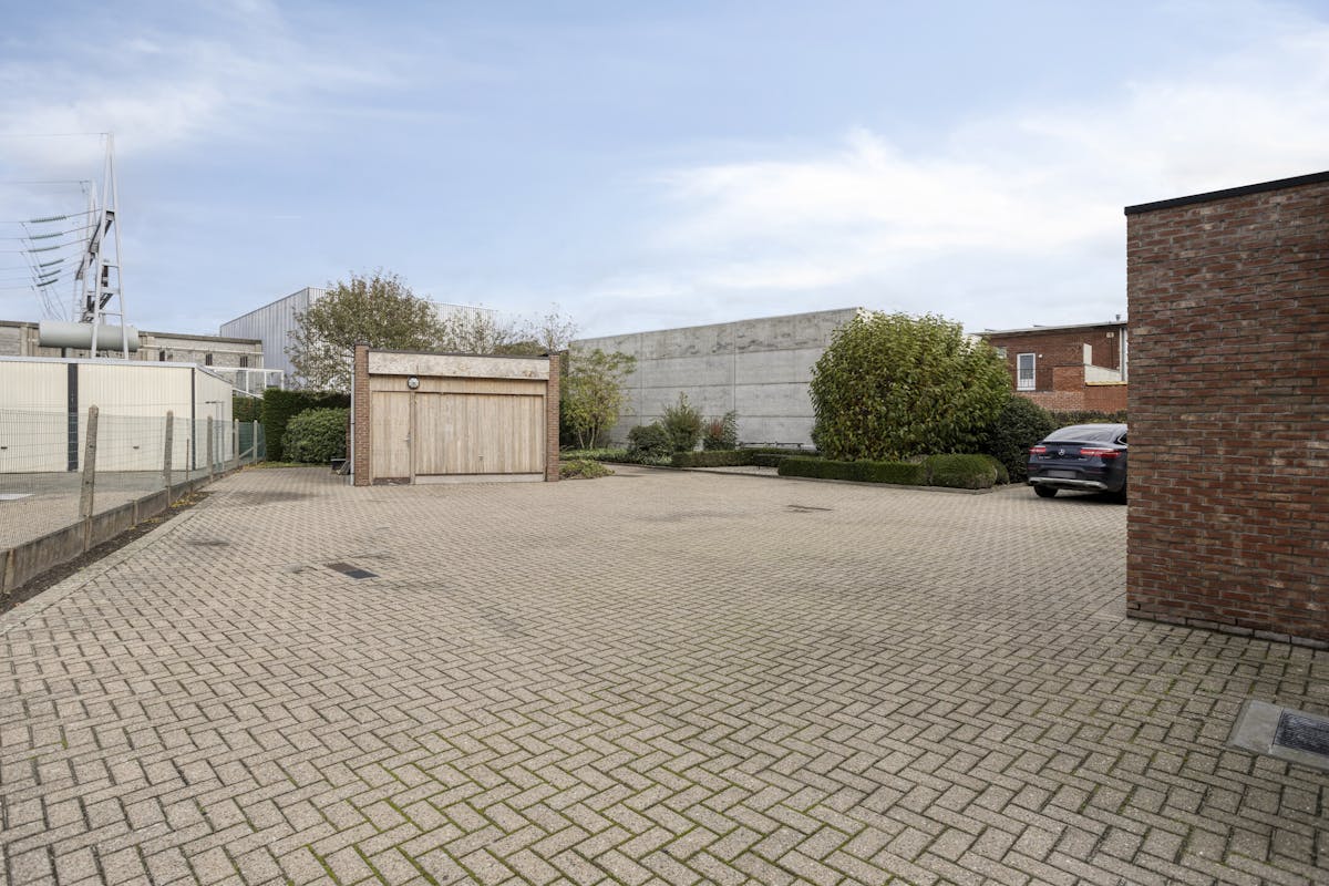 Kantoorgebouw te koop in Zedelgem met ruime parking. - foto 4