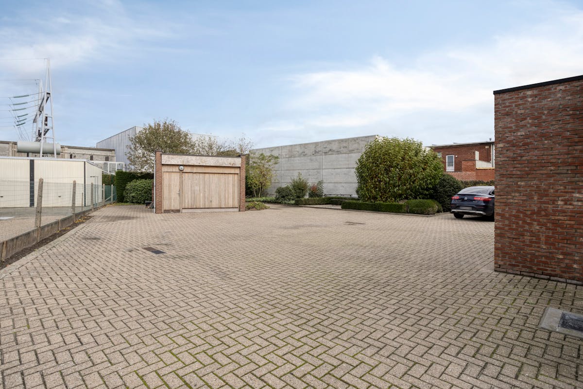 Immeuble de bureaux à vendre à Zedelgem avec parking spacieux. - photo 4