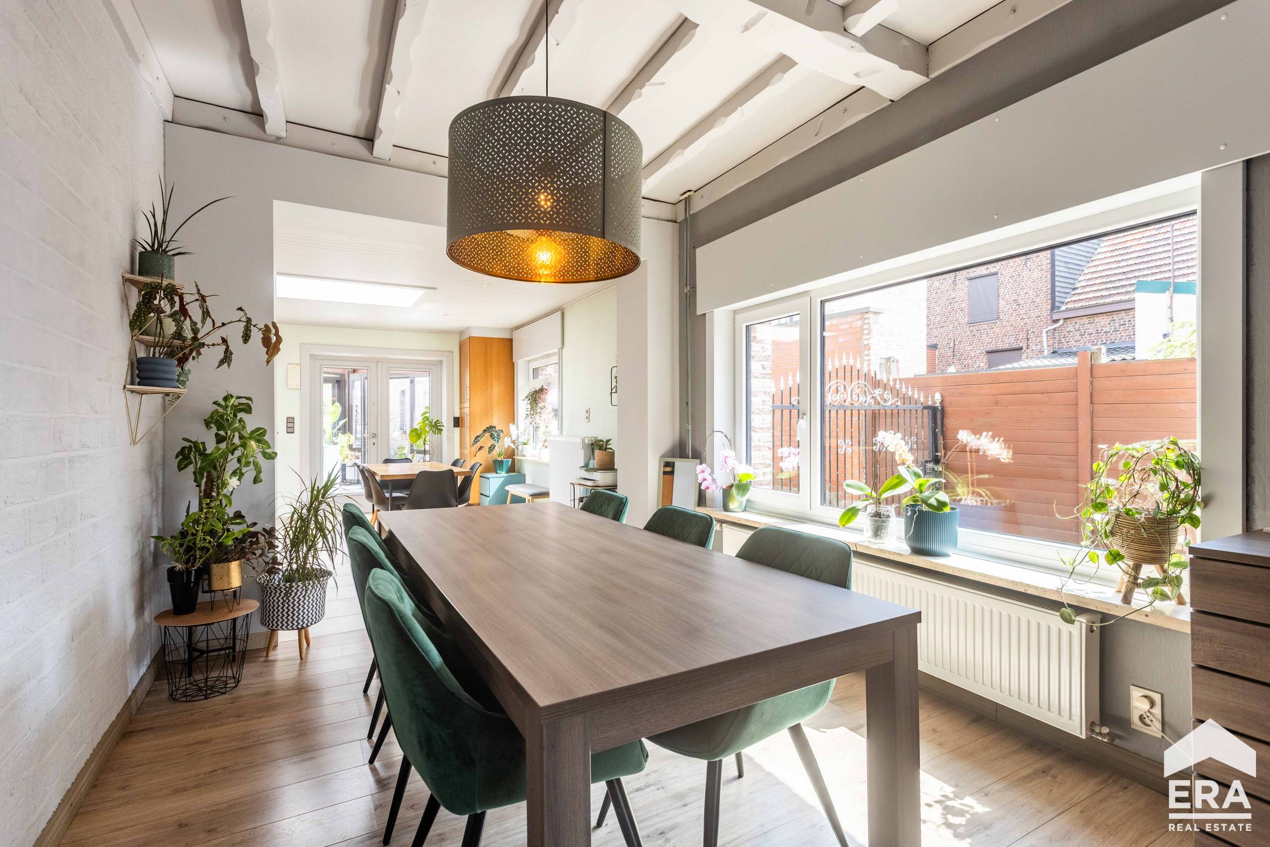 Instapklare gezinswoning met 4 slaapkamers, garage en tuin - foto 4