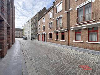 In het hartje van Brugge bevindt zich deze ruime ondergrondse garagebox. De garage is goed toegankelijk en biedt voldoende ruimte voor een...