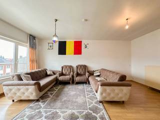 Op de BOVENSTE VERDIEPING van een KLEINSCHALIGE RESIDENTIE bevindt zich dit TE MODERNISEREN appartement. Deze eigendom is de IDEALE...