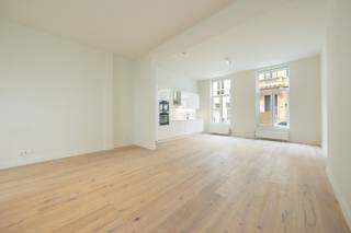 Gelijkvloersappartement met tuin op centrale ligging in het stadscentum in een rustige straat. Het gebouw is volledig gerenoveerd en is gelegen op wandelafstand van winkels, restaurants, universiteit. Het appartement is gerenoveerd met oog voor detail en oog voor de toekomst. Afwerking met hoogwaardige materialen. <br /><br />Indeling van het appartement:<br />Via de gemeenschappelijke inkomhal, betreed je het appartement en kom je terecht in de ruime living op parket (+/- 50 m²). Open ingerichte keuken voorzien van kasten, kookfornuis, frigo, dampkap, vaatwasser en oven. <br />Achteraan bevindt zich de ruime slaapkamer op parket met mogelijkheid tot inrichting van een dressing (+/- 22 m²). Naast de slaapkamer bevindt zich de ruime ingerichte badkamer die voorzien is van toilet, wastafel met meubel en inloopdouche. <br />Terras +/- 7 m² en tuin +/- 16,8 m².<br /><br />Kelderberging en fietsenstalling. <br />