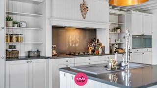 In Bilzen, meer bepaald in het rustige en landelijke Waltwilder, bevindt zich deze unieke vrijstaande villa op een royaal perceel van 22a. Je woont hier groen en rustig, maar zeker niet afgelegen: het centrum van Bilzen, Maastricht en de omliggende gemeenten zijn vlot bereikbaar.<br /><br />De woning werd gebouwd in 2014 en biedt circa 184 m² woonplezier. Wat meteen opvalt, is de warme uitstraling van de woning. De hoge plafonds, zichtbare houten dakconstructies, natuurlijke materialen en grote raampartijen zorgen voor veel licht en een aangename sfeer. Samen met de tuin, het zwembad en de verschillende terrassen krijgt deze woning een zuiderse toets met duidelijke Ibiza-vibes.<br /><br />De inkomhal met gastentoilet brengt je naar de open leefruimte, waar zithoek, eetruimte en leefkeuken mooi op elkaar aansluiten. De leefruimte geniet van veel lichtinval en een mooi zicht naar buiten. De keuken staat rechtstreeks in verbinding met de terrassen en de tuin, waardoor het buitenleven hier sterk aanwezig is.<br /><br />Op het gelijkvloers bevindt zich een ruime slaapkamer van ca. 20 m². Verder is er op de benedenverdieping een ruime wasruimte/berging: ideaal als wasplaats en technische ruimte.<br /><br />Op de verdieping bevinden zich twee ruime slaapkamers. De master bedroom heeft een oppervlakte van ca. 23 m². De tweede slaapkamer heeft een oppervlakte van ca. 19 m² en beschikt over een ruime aansluitende inloopdressing. De badkamer is ingericht met een ligbad, inloopdouche, dubbele wastafel en toilet.<br /><br />De buitenruimte werd met veel aandacht voor sfeer en comfort aangelegd. Rond het zwembad zijn verschillende terrassen en zithoekjes voorzien, zowel in de zon als onder de overkapping. De tuin is onderhoudsvriendelijk ingericht en biedt meerdere schaduwplekjes waar je op warme dagen aangenaam kan zitten. Je geniet hier ten volle van privacy en de groene omgeving. <br /><br />Het zwembad heeft een afmeting van ca. 10 m x 4 m en is uitgerust met een zoutfiltersysteem. Dankzij de verwarming via warmtepomp kan je hier extra lang genieten van het buitenleven.<br /><br />Aansluitend aan het perceel bevindt zich een weide, wat deze eigendom bijzonder interessant maakt voor paardenliefhebbers of voor wie graag extra ruimte rondom zich heeft. Daarnaast beschikt de woning over een carport voor 2 wagens en een ruime tuinberging.<br /><br />Ook technisch is deze woning goed uitgerust: het beschikt over een EPC-label A met een energiescore van 99 kWh/m²/jaar. De zonnepaneleninstallatie bestaat uit 29 panelen van 450 Wp, goed voor een totaal vermogen van 13.050 Wp. Deze installatie wordt gecombineerd met een Enphase thuisbatterij van 10,02 kWh. Verder beschikt de woning over airconditioning en verwarming op aardgas.<br /><br />Extra troeven:<br /><br />- Rustige ligging in Bilzen, deelgemeente Waltwilder<br />- Perceel van 22a 26ca met aansluitende weide<br />- Vrijstaande villa met ca. 184 m² woonplezier<br />- EPC-label A en zonnepanelen met thuisbatterij<br />- 3 ruime slaapkamers, waarvan 1 op het gelijkvloers<br />- Zwembad met zoutfiltersysteem en warmtepomp<br />- Onderhoudsvriendelijke tuin met terrassen, overkapping en schaduwplekjes<br />- Carport voor 2 wagens en ruime tuinberging<br /><br /><br />Op zoek naar een karaktervolle woning met zwembad en Ibizavibes? Contacteer ons voor meer informatie of een bezoek ter plaatse via 089 390 990 of info@immofair.be.