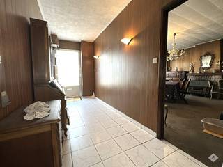 <p><span>Op zoek naar een nieuwe thuis met potentieel? Ontdek deze charmante woning gelegen te centrum Lebbeke. </span></p><p><span>Deze te renoveren woning biedt een uitstekende kans om jouw droomhuis te creëren.</span></p><p><span>Op de gelijkvloerse verdieping verwelkomt een ruime inkomhal je, die leidt naar een gezellige leefruimte en een keuken met aangrenzende berging en wc. </span></p><p><span>Het tussenverdiep herbergt een eerste slaapkamer, terwijl de eerste verdieping maar liefst drie ruime slaapkamers en een badkamer met ligbad, wastafel en wc biedt. </span></p><p><span>Bovendien beschikt de woning over een zolder die je naar eigen smaak kunt inrichten, en een praktische garage.</span></p><p><span>Geïnteresseerd in een bezichtiging of meer informatie? Neem contact op met Alexander via </span><span>alexander@immorobert.be </span><span>of bel naar </span><span>052 89 50 99.</span></p><p><span> </span></p>