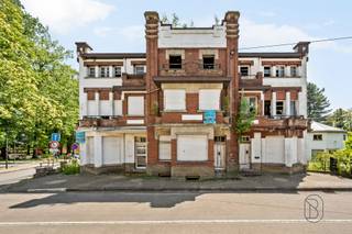 Te koop: unieke eigendom met 600 m² bewoonbare oppervlakte in Mont-de-l’Enclus -genietend van een prachtig zicht, en dit op een toplocatie. In het centrum van Mont-de-l’Enclus bevindt zich deze uitzonderlijke eigendom met een bewoonbare oppervlakte van maar liefst 600 m².Een zeldzame opportuniteit op een toplocatie, met tal van mogelijkheden voor wie ruimte en potentieel zoekt.Wat maakt dit pand uniek?De woning bevindt zich momenteel in casco staat, wat u de vrijheid geeft om het pand volledig naar eigen smaak af te werken, of eventueel te herontwikkelen volgens uw project.Deze eigendom biedt een uitzonderlijk volume, ideaal voor diverse invullingen zoals een groot familiehuis, investering of projectontwikkeling (onder voorbehoud van vergunningen). Mogelijkheid tot het creëren van 6 appartementen. Voor wie is dit ideaal?Ideaal voor investeerders, projectontwikkelaars of kopers die op zoek zijn naar een uniek pand met veel volume op een gegeerde ligging.Te koop via Immo Beguin, jouw vastgoedexpert sinds 2009, met kantoren in Ronse, Waregem, Kortrijk, Deinze, Doornik en Lessines.Meer info of bezoek via info@immobeguin.be
