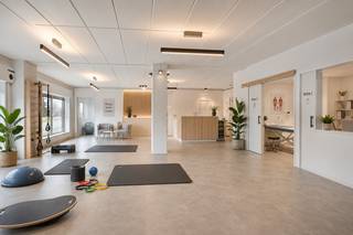 Op een strategische locatie tussen Aalter, Maldegem, Eeklo en Lievegem bevindt zich dit veelzijdige handelspand met instapklare woning en bijzonder veel potentieel voor wie actief is binnen gezondheid, beweging, begeleiding of paramedische zorg.<br /><br />Het handelsgedeelte biedt een sterke basis voor de uitbouw van een kinesitherapiepraktijk, paramedisch centrum, bewegingspraktijk, revalidatieruimte, groepspraktijk of belevingsgerichte praktijk. Dankzij de ruime indeling en flexibele opbouw kunnen verschillende zones gecreëerd worden, zoals behandelruimtes, oefenruimte, wachtruimte, onthaal, kleedruimte of polyvalente praktijkruimte.<br /><br />De beschikbare oppervlakte maakt het mogelijk om verder te denken dan een klassieke praktijk. Hier kan u een totaalconcept uitbouwen waar behandeling, beweging, begeleiding en herstel samenkomen. Denk aan kinesitherapie gecombineerd met oefentherapie, personal coaching, ademhaling, mobiliteit, revalidatie, groepssessies of andere paramedische disciplines.<br />Een absolute meerwaarde is het binnenzwembad. Dit opent bijkomende mogelijkheden richting aquatherapie, herstel, ontspanning, lichaamsgerichte begeleiding of een meer exclusieve beleving binnen uw praktijkconcept. Net die combinatie van ruimte, infrastructuur en beleving maakt dit pand bijzonder interessant voor ondernemers binnen de gezondheids- en bewegingssector.<br /><br />Naast het handelsgedeelte beschikt het pand over een recent gerenoveerde en volledig instapklare woning. Deze werd smaakvol afgewerkt met oog voor kwaliteit en hedendaags wooncomfort. De woning omvat een open leefruimte met volledig uitgeruste keuken, praktische berging, wasruimte, drie slaapkamers, dressing, ruime badkamer, apart toilet en zolderruimte.<br />Een belangrijk voordeel is dat de woning en het handelsgedeelte praktisch van elkaar gescheiden kunnen worden. Hierdoor zijn meerdere scenario’s mogelijk: zelf wonen en uw praktijk uitbaten, de woning verhuren en het handelsgedeelte professioneel gebruiken, of het geheel verder ontwikkelen als rendabel investeringspand.<br /><br />Dankzij de 54 zonnepanelen geniet het pand bovendien van een energiezuinig karakter.<br /><br />Een ruim handelspand met sterke zichtbaarheid, een instapklare woning, flexibel indeelbare praktijkruimtes en een binnenzwembad als unieke extra troef — ideaal voor wie een kine-, paramedisch of bewegingsgericht concept wil uitbouwen op een locatie met bereik.<br />