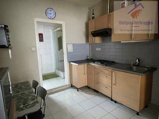 Deze te renoveren eigendom is gelegen in de Koolstraat in het centrum in Aalst. Van hieruit is werkelijk alles te voet bereikbaar.<br /><br />De eigendom staat kadastraal gekend als handelshuis. In 2022 werd een functiewijziging naar eengezinswoning bekomen.<br /><br />De woning verrast door de ruimte en werd reeds gedeeltelijk gestript op het gelijkvloers, waar momenteel enerzijds de vroegere winkelruimte is gelegen, anderzijds een afzonderlijke inkomhal en de ruimtes die kunnen ingericht worden als badkamer, keuken en woongedeeltes. Op de tussenverdieping is een eerste slaapkamer. Op de eerste verdieping de woonkamer, keuken en badkamer met douche en toilet en vaste trap naar de zolder waar gemakkelijk twee extra slaapkamers kunnen gemaakt worden.<br /><br />Ben je een handige Harry op zoek naar een woning met centrale ligging, met véél ruimte (195 m² bruikbare vloeroppervlakte) en een tuin, dan is deze eigendom zeker een bezoek waard.<br /><br />Neem contact op met ons via info@vastgoedverbruggen.be of tel 053/666.446