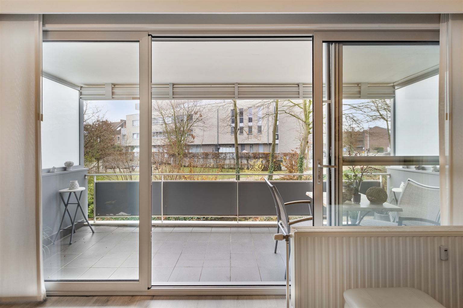 Ruim gelijkvloers 2-slaapkamer appartement met overdekt terras, ondergrondse autostaanplaats en aparte berging, gelegen vlakbij het centrum van Maaseik. - foto 4