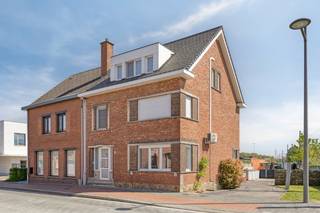 Zeer verzorgde woning met tuin op centrale locatie vlakbij alle voorzieningen. Indeling als volgt; inkomhal, lichtrijke leefruimte en ruime...