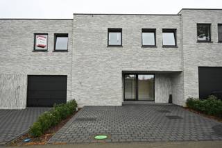 <p>Deze nieuwbouwwoning combineert hedendaags wooncomfort met een vooruitstrevende energie-efficiëntie. Dankzij het negatief E-peil woon je bijzonder zuinig, met een minimaal  energieverbruik en een maximaal wooncomfort. Deze BEN-woning is uitgerust met de nieuwste duurzame technologieën, waaronder zonnepanelen, een warmtepomp, ventilatiesysteem D met warmterecuperatie, 3-dubbele zonwerende beglazing, regenwaterrecuperatie en een aansluiting voor een laadpaal.<br /><br />Bij het binnenkomen van de woning kom je in de inkomhal met gastentoilet, die toegang geeft tot een lichtrijke leefruimte met eetgedeelte en een prachtig zicht op de tuin. De grote raampartijen zorgen voor een overvloed aan natuurlijk licht en creëren een aangename woonbeleving. De volledig ingerichte moderne keuken, uitgerust met kwalitatieve toestellen heeft een aansluitende berging/wasplaats die tevens dienst doet als technische ruimte.<br /><br />Op de eerste verdieping bevinden zich drie slaapkamers, een berging, een dressing en een badkamer met bad en douche. <br /><br />Buiten geniet je van een volledig omheinde oost gerichte tuin met terras waar je in alle rust kan ontspannen. Voor de wagens zijn twee parkeerplaatsen voorzien. <br /><br />EPC -14 kWh/m²- label A+<br />Grondwaarde: 112.000€ + 12% registratierechten + constructiewaarde: 368.000€ + 21% BTW<br />WGlk-Gdv-Gvv-Gvkr</p>