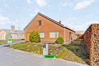 In het centrum van Elverdinge in een rustige wijk op 10 minuten van Ieper en Poperinge bevindt zich deze statige bungalow woning. Deze...
