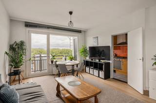 <strong>Lichtrijk 3-slaapkamerappartement met panoramisch uitzicht over Antwerpen en de Schelde<br /><br /></strong>Welkom in dit verzorgde en lichtrijke 3-slaapkamerappartement op de 9de verdieping waar ruimte, comfort en een uitstekende ligging samenkomen. Dankzij de grote raampartijen geniet u de hele dag van een uitzonderlijke lichtinval en een panoramisch uitzicht over het Antwerpse Zuid, de Schelde, het Galgenweel en zelfs de Antwerpse kathedraal.<br /><br />De ruime woonkamer sluit aan op een zonnig westgericht terras waar u elke avond kunt genieten van prachtige zonsondergangen. De praktische keuken biedt veel opbergruimte en is recent uitgerust met een nieuwe vaatwasser en een vrijstaande koel-vriescombinatie. Verder beschikt het appartement over drie volwaardige slaapkamers, een verzorgde badkamer, een aparte was-/bergruimte en een afzonderlijk gastentoilet.<br /><br />In 2022 werd het appartement vernieuwd met een onderhoudsvriendelijke LVT-vloer en een praktisch ingerichte berging. Ook het gebouw werd de voorbije jaren grondig aangepakt met onder meer dakisolatie, gevelisolatie en vernieuwde technische schachten.<br /><br />De ligging is een absolute troef: tram en bus stoppen letterlijk voor de deur, het historische centrum van Antwerpen is vlot bereikbaar en via de E17, E34 en de Waaslandtunnel bent u in een mum van tijd onderweg. Winkels, scholen, horeca en tal van recreatiemogelijkheden bevinden zich in de directe omgeving.<br /><br />Het appartement is momenteel verhuurd, maar kan indien gewenst vrij worden opgeleverd bij het verlijden van de akte.<br /><br />Bijzonderheden:<br />- EPC score B<br />- Asbestveilig<br />- Conform elektriciteitsattest<br />- Gemeenschappelijke fietsenstalling<br />- Vaste kosten: € 300,00 incl. water, verwarming & conciërge<br />- Mogelijkheid tot aankoop van een afgesloten garagebox (€ 30.000)