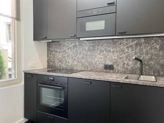 <p>Stijlvolle bemeubelde bovenwoning in hartje Antwerpen<br /><br />Op zoek naar een instapklare, volledig bemeubelde woning op een toplocatie? Deze ruime bovenwoning in de bruisende Nationalestraat combineert comfort, karakter en een uitstekende ligging. Tal van winkels, trendy boetieks, gezellige cafés en uitstekende restaurants bevinden zich op wandelafstand.<br /><br />Indeling:<br /><br />Via een privatieve inkomhal naast het handelspand op het gelijkvloers bereikt u de woning.<br /><br />Op de eerste verdieping bevindt zich een gezellige leefruimte met een volledig uitgeruste, vernieuwde keuken voorzien van een vaatwasser, kookplaat, dampkap, oven, microgolfoven en koelkast.<br /><br />De tweede en derde verdieping beschikken elk over een ruime, stijlvol ingerichte slaapkamer van ca. 21 m² met een ensuite badkamer. Elke badkamer is uitgerust met een douche, lavabo, toilet en praktische ingemaakte kasten, waardoor elke bewoner geniet van optimaal comfort en privacy.<br /><br />Op de vierde verdieping bevindt zich een derde slaapkamer met airconditioning en een eigen volledig uitgeruste badkamer.<br /><br />Troeven:<br />- Volledig bemeubeld en instapklaar<br />- Topligging in het centrum van Antwerpen<br />- Drie ruime slaapkamers, elk met een eigen badkamer<br />- Ideaal voor cohousing of het delen van de woning<br />- Beschikbaar vanaf 1 september<br />- Maandelijkse lasten: €100 (privatief waterverbruik). Individuele meters voor gas en elektriciteit.<br /><br />Interesse? Neem gerust contact op voor meer informatie of een bezoek ter plaatse.</p>