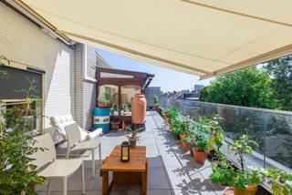 <p>Op zoek naar een comfortabel en lichtrijk appartement met ruime terrassen? Dit mooie penthouse bevindt zich op de derde en laatste verdieping van een kleinschalig gebouw met lift. Het appartement geniet van veel lichtinval, een mooi groen uitzicht en aangename buitenruimtes.</p><p> </p><p>Bij het binnenkomen komt u in een ruime inkomhal met ingebouwde kasten. De leefruimte is royaal en lichtrijk en sluit aan op de volledig ingerichte keuken. Vanuit de leefruimte heeft u toegang tot een groot terras. Ook aan de andere zijde van het appartement bevindt zich een ruim terras, waardoor u op verschillende momenten van de dag van de buitenruimte en het groene uitzicht kunt genieten. De veranda zorgt bovendien voor een aangename extra leefruimte.</p><p> </p><p>Het appartement beschikt over twee slaapkamers, eveneens voorzien van ingebouwde kasten. Verder zijn er een badkamer met ligbad, een aparte douchekamer en een afzonderlijk toilet.</p><p> </p><p>Bij het appartement hoort eveneens een privatieve kelder. </p><p>Er is bovendien de mogelijkheid om een garagebox aan te kopen voor € 26.500.</p><p> </p><p>De ligging in Sint-Agatha-Berchem is bijzonder praktisch, met openbaar vervoer, winkels en andere voorzieningen in de nabije omgeving. Een fijne plek voor wie rustig en comfortabel wil wonen, zonder de bereikbaarheid uit het oog te verliezen.</p><p> </p><p>Een aangenaam penthouse met veel licht, twee ruime terrassen, groen uitzicht en een praktische ligging.</p><p>Interesse? Plan uw bezoek via de website van Living Stone.</p>