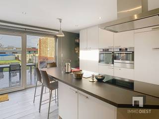 <p><span>Welkom in deze volledig gerenoveerde (2015) halfopen woning in Nieuwerkerken (8 are) , een moderne en gezellige familiewoning met een bewoonbare oppervlakte van 166 m². </span></p><p><span>De woning beschikt over 2 ruime slaapkamers, 1 badkamer, 1 berging, keuken, leefruimte en salon. Beide kamers hebben ingebouwde kledingkasten en veel lichtinval. 1 kamer heeft zicht op de velden, de andere op de tuin. </span></p><p><span>Het hart van deze woning is zonder twijfel de open woonkeuken. De volledig geïnstalleerde keuken grenst met een schuifraam aan het gezellige terras (met ingebouwde kachel) en achterliggende tuin (ZW) met zwembad en kippenhok.</span></p><p><span>De badkamer is voorzien van een modern design met een inloopdouche, apart bad, dubbele wastafel en toilet. </span></p><p><span>De garage dient voorlopig als stelplaats voor fietsen en extra opslagruimte. Er is plaats voor 2 of meer wagens onder de carport of de oprit.<br />Enkele extra troeven:<br />+ Keuken bevat inductiekookplaat (AEG), 1 microgolf oven (AEG) en 1 combioven (AEG), afwasmachine (MIELE), afzuigkap (NOVY) en een eiland in natuursteen<br />+ Vloerverwarming op gelijkvloers (ceramische tegels) op gas<br />+ Beglazing: hoogrendement: 3 dubbelglas<br />+ Badkamer met BAD + DOUCHE<br />+ Extra verwarming/koeling (airco) via warmtepomp (boven én beneden)</span></p><p><span>+ Zuidwest gerichte tuin<br />+ Regenwaterput van 10.000 liter <br />+ Garage met sectionale poort<br />+ Carport voor stationering van meerdere wagens<br />+ 17 zonnepanelen met micro-omvormer + thuisbatterij (2022)<br />+ Dak en muren zijn geïsoleerd <br />+ EPC A: energiezuinige woning<br />+ Asbestveilig<br />+ Elektriciteit conform</span></p><p><span>+ Gescheiden riolering</span></p><p><span>+ Mogelijkheid om tot 4 meter aan de linkerzijde van de woning bij te bouwen (eventueel voor 3° slaapkamer)<br />Ontdek deze energiezuinige gezellige woning midden in de bloesems. Contacteer mij voor een bezoek op 013 31 25 22 of mail <span>wendy@immodiest.be</span></span></p><p><span>We helpen je met een glimlach verder op zoek naar jouw nieuwe thuis.</span></p><p><span>In afwachting van het bezoek kan je alvast de virtuele tour bekijken.</span></p><p><span> </span></p><p><span> </span></p>