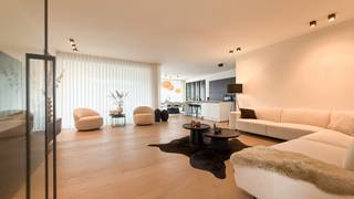 <p>Instapklare woning met het comfort van nieuwbouw, volledig hoogwaardig afgewerkt en gebouwd in 2023. Dankzij de recente bouw geniet je hier van modern wooncomfort zonder de zorgen van een renovatie. Bovendien gebeurt de verkoop <strong>aan het tarief van 2% registratierechten</strong>, wat deze woning extra aantrekkelijk maakt</p>
<p>Deze moderne woning combineert een luxueuze afwerking, hedendaags wooncomfort en een uitstekende energieprestatie. Met een E-peil van slechts 13, een warmtepomp, aluminium ramen en deuren en een doordachte indeling is dit een woning waar kwaliteit en comfort centraal staan.</p>
<p>Dankzij de grote raampartijen geniet u doorheen de woning van bijzonder veel natuurlijke lichtinval. De open en moderne leefruimtes zorgen voor een aangenaam gevoel van ruimte en creëren een mooie verbinding tussen het interieur en de tuin.</p>
<p>Via de inkomhal komt u binnen. Rechts bevindt zich onmiddellijk een ruime polyvalente ruimte, momenteel ingericht als bureau. Deze ruimte kan volledig naar eigen wens worden ingericht en kan bijvoorbeeld dienstdoen als bureauruimte, hobbykamer, speelruimte of extra werkplek. Aansluitend bevindt zich het gastentoilet.</p>
<p>Links heeft u toegang tot de ruime leefruimte, waar de grote raampartijen zorgen voor een prachtige lichtinval. De leefruimte staat naadloos in verbinding met de keuken en eetruimte, waardoor een open en gezellige leefomgeving ontstaat.</p>
<p>De luxueuze, volledig ingerichte keuken is een echte blikvanger en combineert een moderne uitstraling met praktisch gebruiksgemak. Via het grote schuifraam heeft u rechtstreeks toegang tot het overdekte terras en de tuin, waardoor binnen en buiten mooi in elkaar overvloeien. Via de keuken bereikt u eveneens de praktische berging en de ruime inpandige garage.</p>
<p>Op de verdieping bevinden zich 3 ruime slaapkamers. De master bedroom biedt voldoende ruimte voor een comfortabel slaapgedeelte en extra kasten.</p>
<p>De verdieping beschikt daarnaast over een zeer ruime en luxueus afgewerkte badkamer, uitgerust met een dubbele wastafel, een prachtig vrijstaand bad en een ruime inloopdouche. Verder is er een afzonderlijk toilet.</p>
<p>Ook de buitenomgeving is volledig verzorgd. De woning beschikt over een volledig aangelegde en omheinde tuin, waardoor u meteen kunt genieten van een mooie en onderhoudsvriendelijke buitenruimte. Het ruime overdekte terras is de ideale plaats om gezellig te ontbijten, te dineren of te ontspannen, ongeacht het weer.<br /><br />Een bijkomende troef: je geniet bovendien nog gedurende 2 jaar van een vrijstelling van de onroerende voorheffing.</p>
<p>Pluspunten<br />- Bouwjaar 2023 – quasi nieuwbouw<br />- 2 jaar vrijgesteld van onroerende voorheffing <br />- Verkoop onder registratierechten<br />- E-peil 13<br />- Luxueuze en hoogwaardige afwerking<br />- Warmtepomp &amp; aluminium ramen en deuren<br />- 3 ruime slaapkamers<br />- Luxe badkamer met vrijstaand bad, inloopdouche en dubbele wastafel<br />- Volledig aangelegde en omheinde tuin met overdekt terras<br />- Ruime inpandige garage<br /><br />Maatregelen opgenomen in het Maatregelenregister: nee</p>
<p>Een prachtige, energiezuinige woning die instapklaar is en modern wooncomfort combineert met een hoogwaardige en luxueuze afwerking. Ideaal voor wie op zoek is naar een recente woning waar werkelijk niets meer aan hoeft te gebeuren.</p>
<p>Voor een bezichtiging ter plaatse of meer informatie, bel ons op 078/78.78.70. Of kom gewoon even binnen op ons kantoor, steeds welkom!</p>
