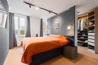 halfopen woning met garage in Nieuwpoort.<br /><br />Deze instapklare gezinswoning biedt een praktische indeling met gezellige leefruimte. Gelegen in de pelikaanstraat geniet u van een aangename woonomgeving met alle voorzieningen binnen handbereik zoals winkels en scholen. De ligging in Nieuwpoort is ideaal voor wie wilt wonen in een stadcentrum maar ook nabij zee en duinen.<br /><br />indeling: inkomhal, woonkamer, keuken met keukeneiland, wasplaats, 2 badkamers, 2 toiletten, koer, berging, garage, 3 slaapkamers, dressing, bureau<br /><br />Troeven:<br />- voorziening voor zonnepanelen<br />- garage<br />- 3 slaapkamers<br />- bureau ruimte<br /><br />Neem vandaag nog contact op met je ERA-makelaar voor een bezoek.<br />0496078210 of sylvie@eraservimo.be<br /><br />JOUW DROOMHUIS. ZO GEVONDEN!