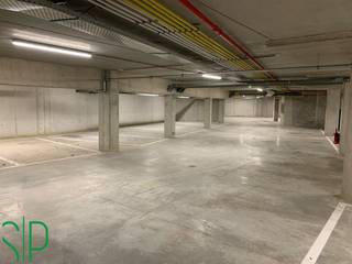 Ondergrondse autostandplaats, gelegen in nieuwe residentie in de dorpskern van Oosterlo.Breedte: 2,30m. Diepte: 5,15m.Gemakkelijk toegankelijk via...