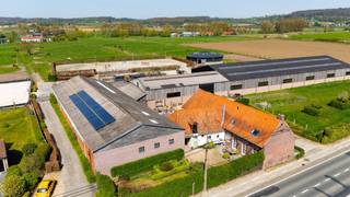 De hoeve is volledig ingericht als volwaardige stoeterij.Er is een mooie landelijke woning met tuin en aansluiten de paardenstallen.De hoeve is...