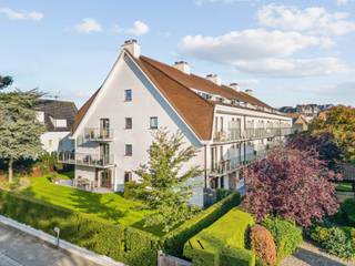 Op de gegeerde Elizabetlaan, bevindt zich dit prachtig afgewerkte appartement in een villaresidentie. Dankzij de centrale ligging geniet u van een vlotte bereikbaarheid en bevindt u zich op wandelafstand van het strand, la Reserve, casino en het Zegemeer.<br /><br />Het appartement verwelkomt u met een ruime en lichtrijke leefruimte die uitgeeft op een aangenaam terras. De stijlvolle, volledig uitgeruste keuken sluit naadloos aan bij het moderne karakter van het appartement. Verder beschikt het appartement over een apart gastentoilet, twee volwaardige slaapkamers met ingemaakte kasten en twee badkamers. De tweede slaapkamer bevindt zich naast een badkamer met douche, terwijl de master bedroom geniet van een ensuite badkamer met ligbad en directe toegang tot een tweede terras.<br /><br />Bovendien beschikt het over een privatieve kelderberging in het gebouw en bestaat de mogelijkheid om het huurcontract van een parkeerplaats in het gebouw over te nemen.<br />Maatregelenregister in aanvraag.<br /><br />Aarzel niet om ons te contacteren voor meer info: tel.: 050 62 44 14 of via knokke@immax.be