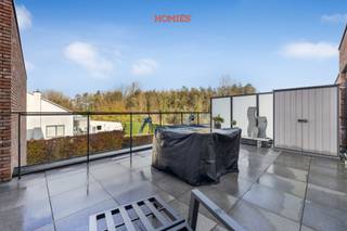Graag stellen wij u dit duplex-appartement met 3 slaapkamers voor. De woonst bevindt zich op een uiterst centrale locatie, op wandelafstand van...