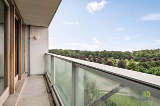 <p><span>Op een toplocatie nabij het groene Domein Drie Fonteinen bevindt zich dit lichtrijke appartement op de zesde verdieping van een modern gebouw uit 2013 met lift. Vanuit de leefruimte en het terras geniet u dagelijks van een prachtig panoramisch uitzicht over Brussel en het Domein Drie Fonteinen. Het appartement is praktisch ingedeeld met een duidelijke scheiding tussen het leef- en slaapgedeelte. De ruime leefruimte vloeit naadloos over in de open, volledig uitgeruste keuken en biedt voldoende plaats voor een gezellige zithoek en eetruimte. Dankzij de grote raampartijen aan verschillende zijden geniet u de hele dag van een aangename natuurlijke lichtinval. Het ruime terras vormt een verlengstuk van de leefruimte en laat u optimaal genieten van het uitzonderlijke uitzicht. Het slaapgedeelte omvat twee volwaardige slaapkamers en twee badkamers, waarvan een met ligbad en wastafel en een met douche en wastafel. Verder beschikt het appartement over een apart toilet en een praktische berging met aansluitingen voor wasmachine en droogkast. Bij het appartement horen een privatieve kelderberging en twee staanplaatsen. De twee staanplaatsen zijn verplicht bij aan te kopen. Dankzij het gunstige EPC-label B combineert dit appartement comfort met energiezuinigheid. Het appartement is momenteel verhuurd en vormt daardoor ook een interessante investeringsopportuniteit. </span></p><p><span> </span></p>