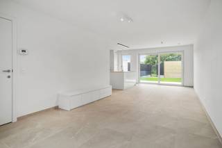 Ontdek deze prachtige nieuwbouwwoning (BEN) in een rustige wijk in Beveren-Leie / Waregem / West-Vlaanderen. Perfect voor gezinnen die op zoek zijn naar comfort en stijl.<br /><br />Indeling: Inkom met ingemaakte kasten, gastentoilet, leefruimte met open keuken voorzien van alle moderne gemakken en bergruimte met technieken. Buiten een ruime tuin met tuinberging en poortje. Op de eerste verdieping kan u drie slaapkamers vinden telkens afgewerkt met ingemaakte kasten, een ruime badkamer met inloopdouche, een apart toilet en een berging. Naast de woningen is ook parkeerplaats voorzien. Waterverzachter aanwezig.<br /><br />Geniet van een moderne levensstijl in een rustige buurt met veel groen. Plan vandaag nog een bezichtiging per email! <br /><br />