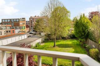BEZOEKDAG 12/10 - 17U-18U30 Welkom in dit charmante appartement in Ronse, een ideale woning voor wie op zoek is naar comfort en ruimte. Dit prachtige 100m² groot appartement biedt het perfecte evenwicht tussen moderne gemakken en gezellige atmosfeer.Het appartement beschikt over twee ruime slaapkamers, ideaal voor gezinnen of voor wie wat extra ruimte nodig heeft. De eerste slaapkamer is voorzien van een groot raam die veel natuurlijk licht binnenlaat, terwijl de tweede slaapkamer eveneens comfortabel is ingericht. De badkamer is praktisch en goed onderhouden.De woonkamer is werkelijk het hart van dit appartement. Met zijn ruime oppervlakte en grote ramen biedt het een warme, uitnodigende sfeer die perfect is om samen met familie en vrienden door te brengen. De houten vloeren dragen bij aan de elegante en rustieke charme van de ruimte.De keuken is functioneel ingericht en biedt alles wat u nodig heeft voor het dagelijks koken. Met toegang tot het woongedeelte vormt het een open, praktisch en aangename plek voor het bereidden van maaltijden.Een bijzonder voordeel van dit appartement is de fijne balkon met uitzicht op het groene binnenterrein. Dit is een prachtige plek om te ontspannen met een kopje koffie of om op zomerse avonden buiten te zitten genieten.Voor uw gemak beschikt deze woning ook over een garage, wat een groot voordeel is in een stedelijke omgeving. U heeft dus een veilige en beschermde parkeerplaats voor uw voertuig.Het gebouw zelf is elegant en goed onderhouden, gelegen in een rustige en groene buurt. De ligging in Ronse betekent dat u vlakbij scholen, winkels en openbaar vervoer bent, terwijl u toch genieten van een rustige woonsfeer.Dit appartement is perfect voor wie op zoek is naar een comfortabele en sfeervolle thuis in een ondersteunende gemeenschap. Met zijn ruimtelijke indeling, natuurlijke lichtinval en voorzieningen biedt het alles wat nodig is voor een aangename woonomgeving.Te koop via Immo Beguin, jouw vastgoedexpert sinds 2009. Met kantoren in Ronse, Waregem, Kortrijk, Lessen, Deinze, Doornik, Moeskroen en Nieuwpoort.✉️ info@immobeguin.be