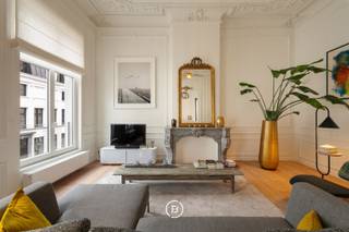 Open bezoekmoment op 10 juli tussen 15u en 17u.<br /><br />Dit exclusieve niewbouwappartement maakt deel uit van Residentie Onderbergen, een kwalitatief woonproject op een gegeerde locatie in het historische centrum van Gent. <br /><br />U woont hier midden in de bruisende stad, op wandelafstand van de Korenlei, gezellige restaurants, boetieks en culturele hotspots — en toch in een rustige, charmante straat.<br /><br />Het appartement beschikt over een royaal woonoppervlak van 119m² met tal van authentieke elementen die harmonieus worden gecombineerd met hedendaagse accenten, wat resulteert in een unieke en verfijnde afwerking.<br /><br />Het appartement verwelkomt u met een stijlvolle inkomhal met gastentoilet.<br />De lichtrijke leefruimte is doordacht ingedeeld en omvat een salon, een gezellig leeshoekje en een bureau. Aansluitend bevindt zich een volledig uitgeruste, moderne keuken met eetplaats en een afzonderlijke berging/wasplaats.<br />De hoge plafonds en diverse raampartijen versterken het gevoel van ruimte en zorgen voor een overvloed aan natuurlijk licht. Bovendien geniet u van een frontaal zicht op Onderbergen.<br />Het appartement beschikt over twee volwaardige slaapkamers, elk voorzien van een eigen ensuite badkamer.<br /><br />Naast de kwalitatieve afwerking is het pand technisch uitgerust met ventilatie.<br />Een ondergrondse staanplaats is beschikbaar aan €60.000 en dient samen aangekocht te worden met het appartement.<br /><br />Dit appartement combineert hedendaags wooncomfort met een uitzonderlijke ligging in één van de meest begeerde buurten van Gent — ideaal voor wie houdt van verfijning, rust en stedelijke elegantie.<br /><br />Verkoop onder registratierechten.