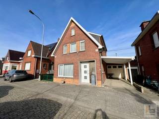 Spoorweglaan 4 te Kluisbergen TOPPER! Deze goed onderhouden woning is gelegen in een doodlopende straat, aan de fietssnelweg Oudenaarde -Kortrijk...