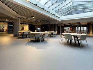 Deze compleet (2022) gerenoveerde kantoorruimtes (3 x 860m²)  te Zwijnaarde genieten van een uitzonderlijke ligging en visibiliteit nabij de...