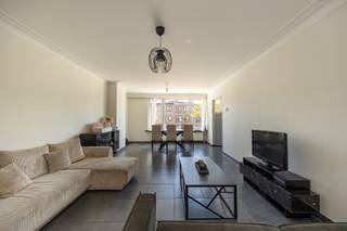 Energiezuinig appartement met twee slaapkamers nabij het Runcvoortpark te Merksem! <br /><br />Dit energiegunstig appartement met EPC-label B is gelegen op de eerste verdieping van een kleinschalig gebouw met slechts 8 units. Dankzij de praktische indeling en lichtrijke ruimtes vormt dit appartement een ideale woonst voor eigen bewoning of als investering.<br /><br />Bij het binnenkomen betreedt u de inkomhal die toegang geeft tot de lichtrijke woonkamer met aansluitend de keuken voorzien van toestellen.<br /><br />Verder beschikt het appartement over een vernieuwde badkamer uitgerust met een moderne inloopdouche voorzien van regendouchekop, enkele lavabo en toilet. Aansluitend bevindt zich een praktische berging met aansluitingen voor wasmachine en droogkast.<br /><br />Het appartement telt twee ruime slaapkamers (17m2 - 11m2).<br /><br />Ten slotte kan er nog een inpandige garagebox bij aangekocht worden aan 25.000 Euro.<br /><br />Belangrijkste troeven:<br /><br />• Kleinschalig gebouw met 8 units<br />• Energiezuinig – EPC-label B<br />• Elektriciteit conform<br />• Interessant als investering of eigen bewoning<br />• Momenteel verhuurd aan 955 Euro/maand<br />• Asbestveilig<br /><br /><br />96m² bewoonbare oppervlakte (cfr EPC).<br /><br />Wenst u een bezoek of meer informatie? Dan kan u ons steeds contacteren via info@dvarealestate.be of via 03/297.00.00.