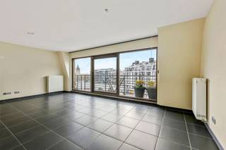 In de centraal gelegen Res. Palace II, vindt u dit lichtrijk appartement die prachtig zicht biedt naar het Stationssplein.U betreedt het appartement...